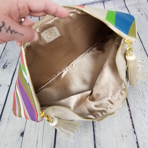 ARBONNE | Treasures Of The Rainforest clutch purse - Picture 6 of 6